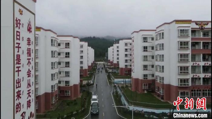 越西縣最大的易地扶貧搬遷安置點(diǎn)——城北感恩社區(qū)。　何浠 攝