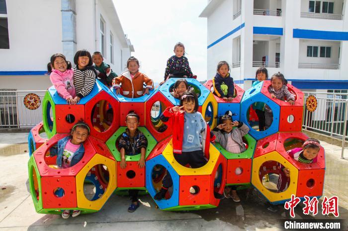 喜德縣一學(xué)校內(nèi)，孩子們露出開心的笑容?！柟拍救?攝