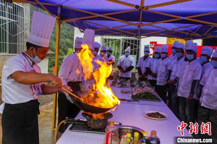 喜德縣冕山鎮(zhèn)舉辦的廚師培訓(xùn)班上，老師正在示范回鍋肉的做法?！柟拍救?攝