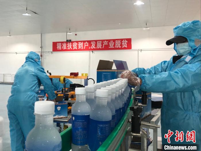 圖為阿里地區(qū)措勤縣某飲用水加工公司，該公司以“基地+公司+貧困民眾”為運營模式，帶動貧困民眾68戶232人。　謝牧 攝