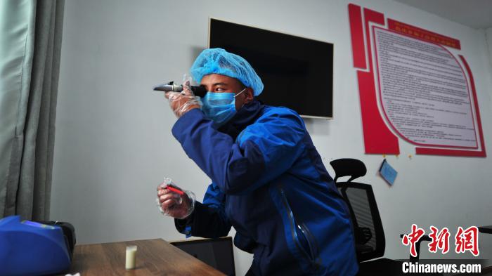 圖為8月11日，西藏那曲市聶榮縣色慶鄉(xiāng)雜瑪多種經(jīng)營合作聯(lián)合社質(zhì)檢員對從各牧場收集上來的牛奶進(jìn)行質(zhì)量檢測。色慶鄉(xiāng)統(tǒng)籌全鄉(xiāng)28個行政村的合作社，成立了擁有規(guī)范管理體系的合作聯(lián)合社，整合集體草場建立5座牧場，各牧場按照計分制統(tǒng)一放牧，畜產(chǎn)品實行定點、定時、定人收購，再統(tǒng)一檢測、加工、出售，建立了完整的牧業(yè)全產(chǎn)業(yè)鏈(資料圖)?！垈?攝