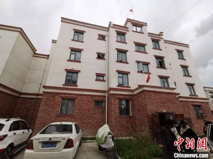 圖為8月12日，2018年7月從距那曲市色尼區(qū)城區(qū)那曲鎮(zhèn)90千米外的古露鎮(zhèn)當(dāng)桑村搬遷至城區(qū)的旦增新家位于一棟四層的樓房內(nèi)(資料圖)?！垈?攝