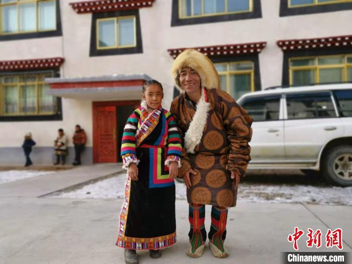 圖為2020年1月16日，搬遷至那曲市安多縣卓格扶貧小區(qū)的農(nóng)牧民在新家外面合影(資料圖)?！垈?攝
