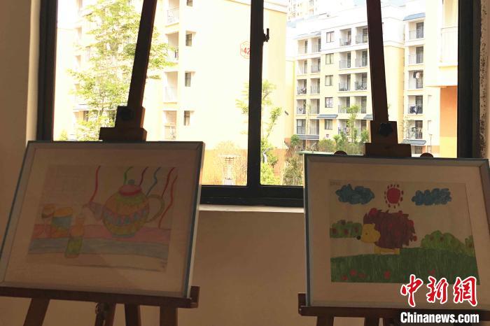 圖為會澤縣城易地扶貧搬遷點(diǎn)一所小學(xué)內(nèi)擺放著的學(xué)生畫作?！】姵?攝