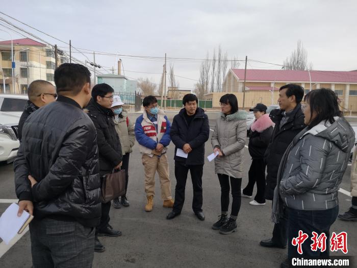 圖為青海大學(xué)工作人員正在現(xiàn)場考察該項目進行情況?！±罱瓕?攝