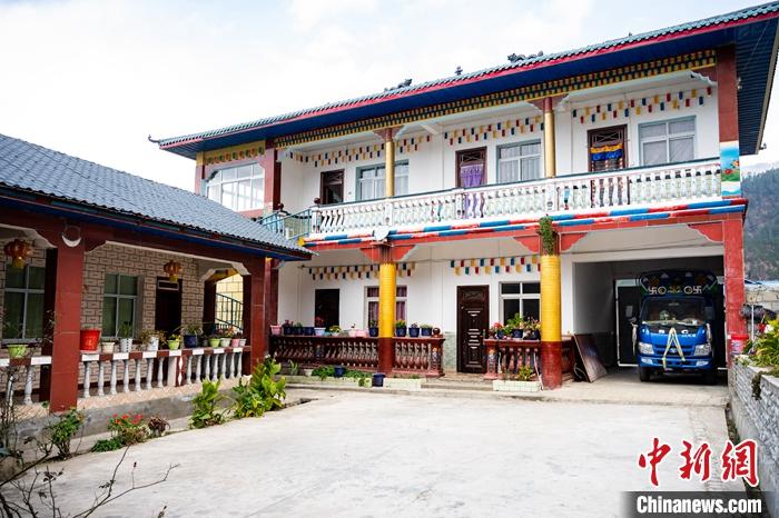 1月30日，嘎腰村，僜人苦梅夏自家的兩層樓房。<a target='_blank' ><p  align=