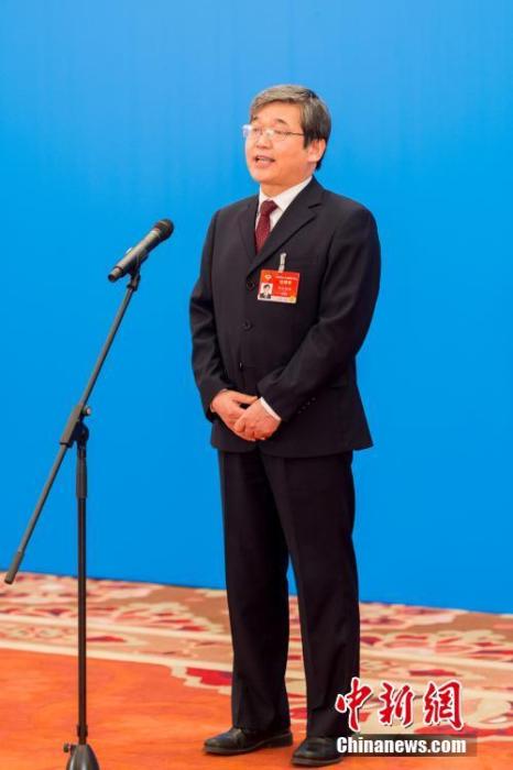 3月10日，全國政協(xié)十三屆四次會議第三場“委員通道”采訪活動在北京人民大會堂新聞發(fā)布廳舉行。圖為全國政協(xié)委員阿拉坦倉通過網(wǎng)絡(luò)視頻方式接受媒體采訪。<a target='_blank' ><p  align=