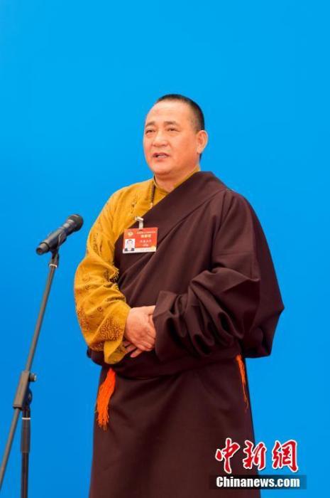 3月10日，全國政協(xié)十三屆四次會議第三場“委員通道”采訪活動在北京人民大會堂新聞發(fā)布廳舉行。圖為全國政協(xié)委員洛桑山丹通過網(wǎng)絡(luò)視頻方式接受媒體采訪。<a target='_blank' ><p  align=