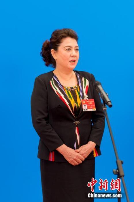 3月10日，全國政協(xié)十三屆四次會議第三場“委員通道”采訪活動在北京人民大會堂新聞發(fā)布廳舉行。圖為全國政協(xié)委員古麗帕麗·阿不都拉通過網(wǎng)絡(luò)視頻方式接受媒體采訪。<a target='_blank' ><p  align=