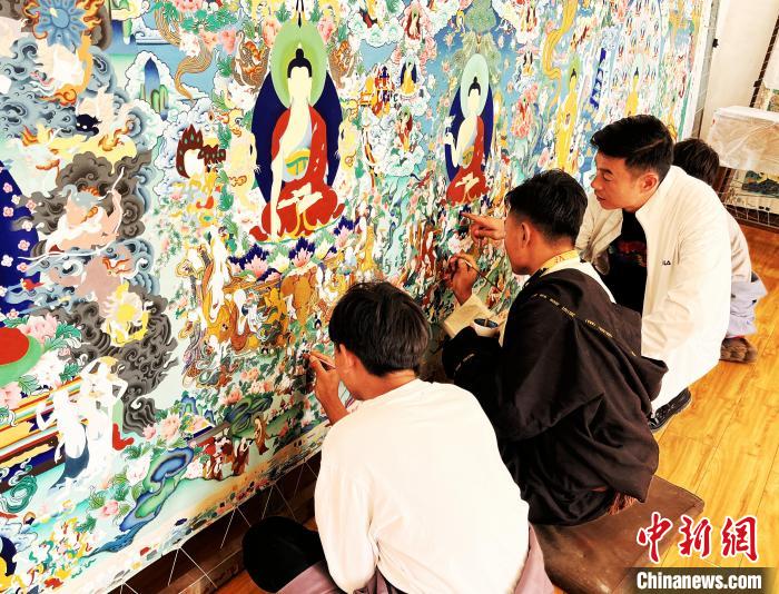 青海唐卡藝術(shù)小鎮(zhèn)：“勞模畫師”師帶徒，文化扶貧富一方