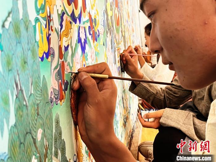 圖為畫師繪畫唐卡?！●R文莉 供圖