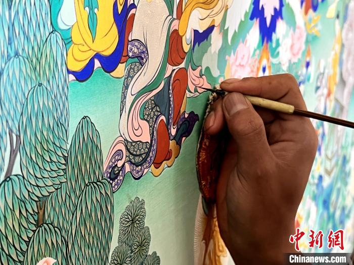 圖為畫師繪畫唐卡。　馬文莉 供圖