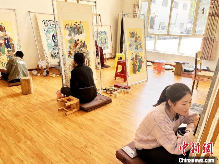 圖為畫室內(nèi)學(xué)徒練習(xí)繪畫唐卡?！●R文莉 供圖