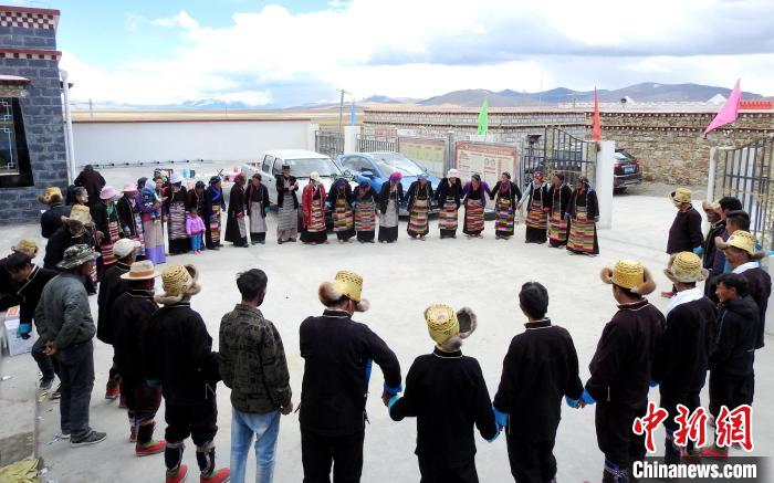 圖為普瑪江塘鄉(xiāng)民眾載歌載舞?！±丝ㄗ涌h網(wǎng)信辦供圖