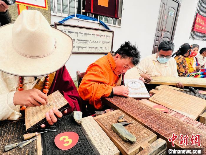 圖為2022年，聶榮縣當木江鄉(xiāng)“鄉(xiāng)村振興那曲奮進”活動雕刻比賽現(xiàn)場。資料圖 那曲市“鄉(xiāng)村振興 那曲奮進”活動辦供圖