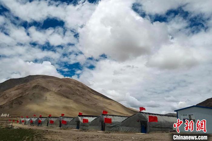 圖為西藏康馬縣的高原溫室大棚?！⒔ㄜ?攝