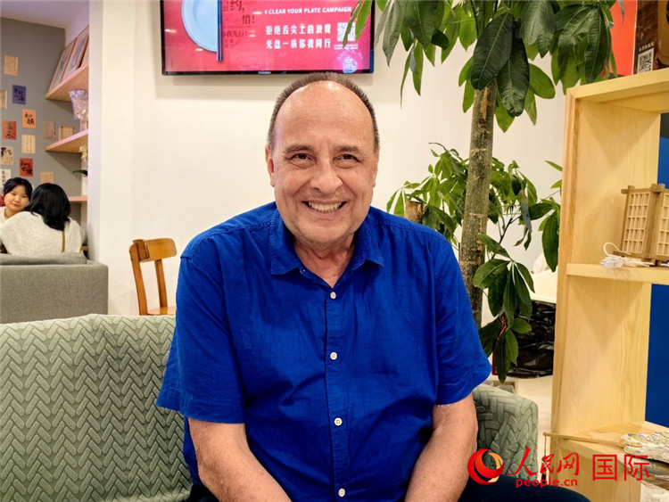 巴西坎皮納斯州立大學(xué)文學(xué)院資深教授弗朗西斯科·福特·哈德曼接受人民網(wǎng)專(zhuān)訪。人民網(wǎng)記者 符園園攝