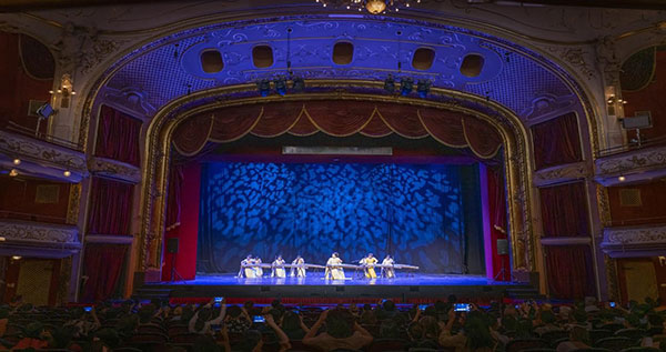 2024匈牙利青少年國(guó)際音樂會(huì)節(jié)目《戰(zhàn)臺(tái)風(fēng)》表演舞臺(tái)現(xiàn)場(chǎng)。兒促會(huì)藝教委供圖