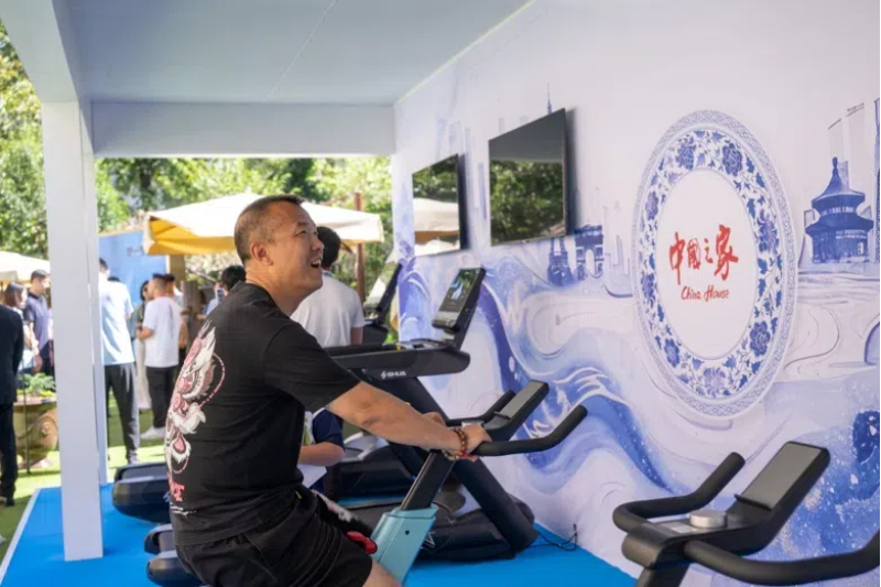 參觀者在智慧體育公園體驗動感單車。巴黎