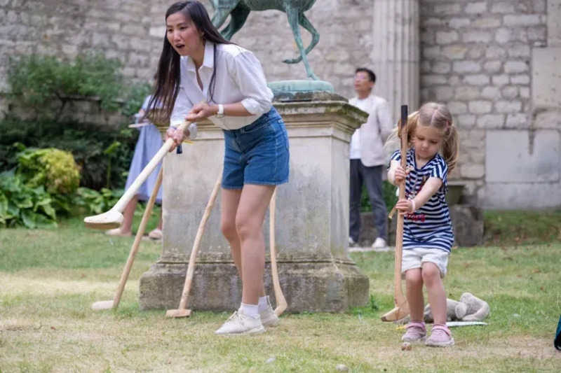小朋友體驗捶丸游戲。巴黎
