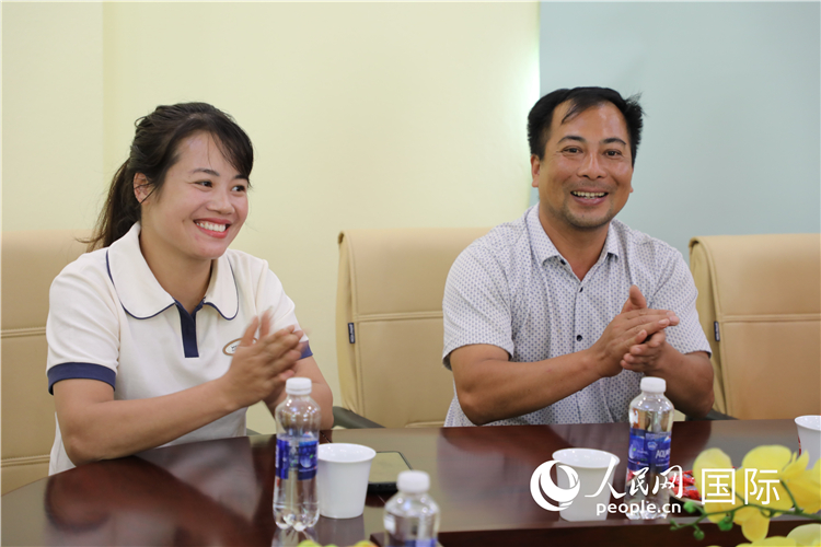 越南沙巴市黃連寄宿制民族小學(xué)老師阮氏秋姮、阮文享。人民網(wǎng)記者簡(jiǎn)承淵攝