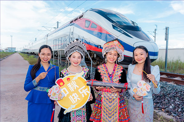 中老鐵路兩國員工一起參加中秋活動。旺·洛拉勒攝