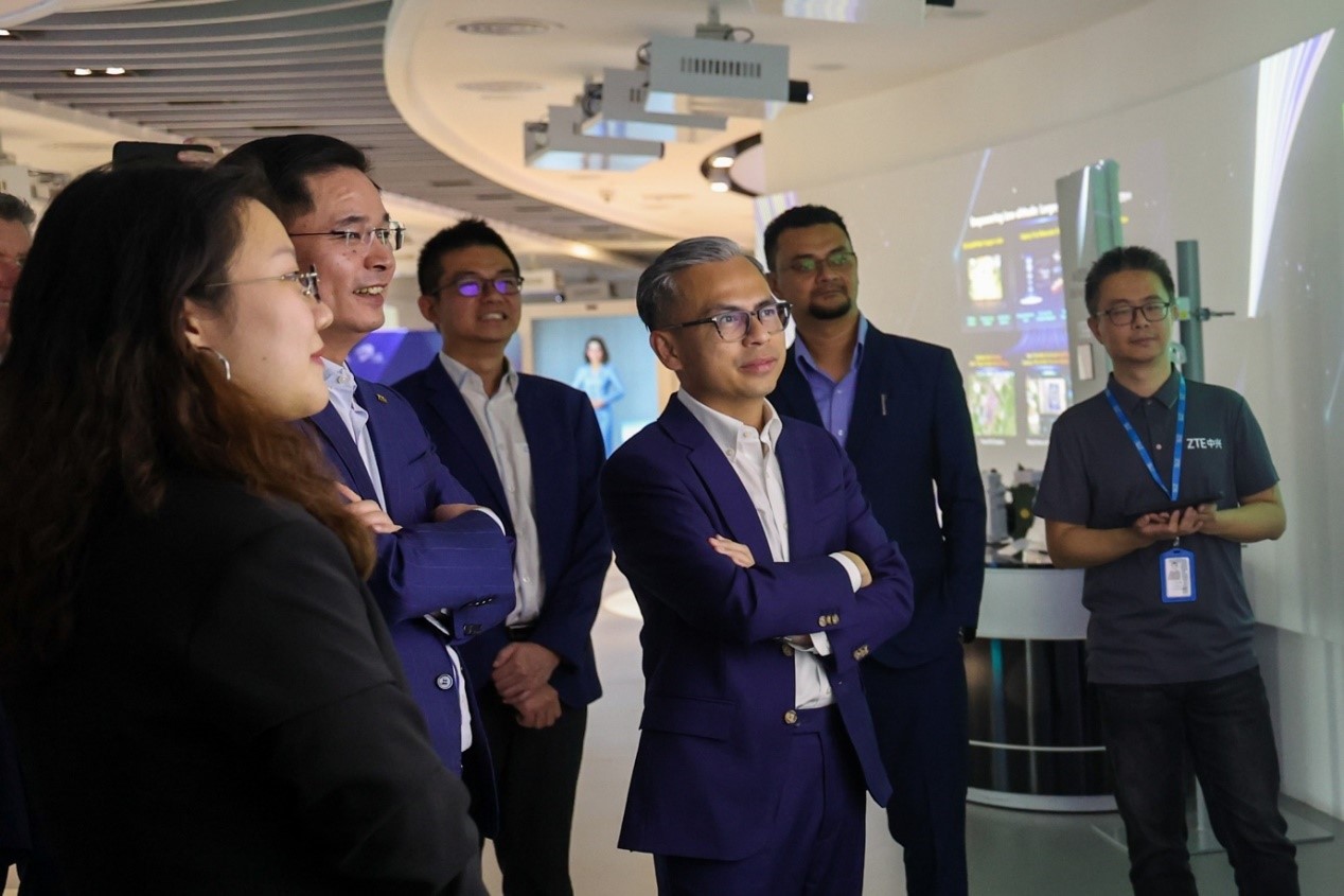 馬來西亞通訊部長法米·法茲（右三）在華訪問中國知名通信企業(yè)。（照片由馬來西亞通訊部提供） (1)