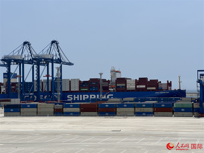當(dāng)?shù)貢r間11月15日，秘魯錢凱港碼頭操作區(qū)現(xiàn)場。人民網(wǎng)記者 周雨攝