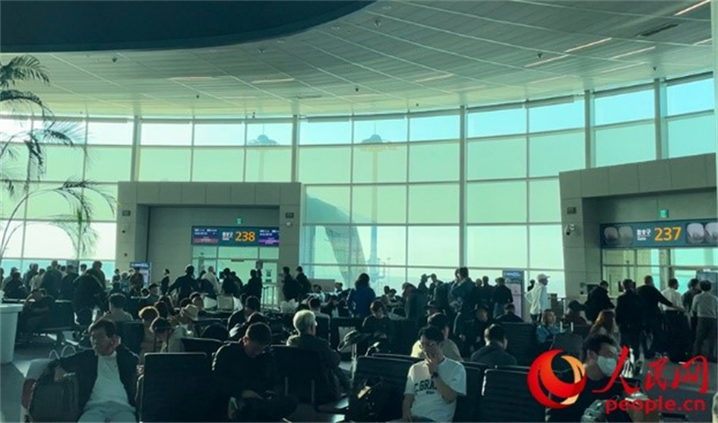仁川機(jī)場等待登機(jī)的旅客。人民網(wǎng) 李帆攝