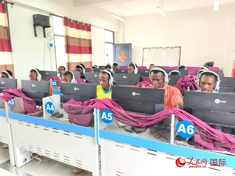 學(xué)生們正在上聽(tīng)力課。人民網(wǎng)記者 黃培昭攝