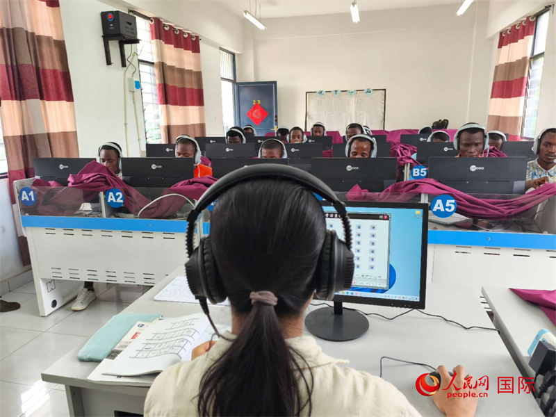 在聽(tīng)力教室內(nèi) 。人民網(wǎng)記者 黃培昭攝