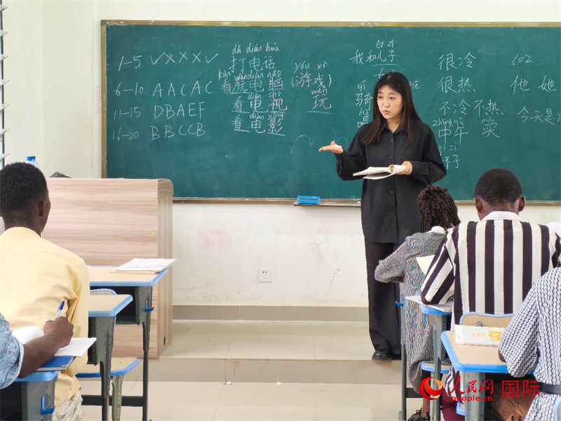 中國(guó)老師在給學(xué)生們講課。人民網(wǎng)記者 黃培昭攝