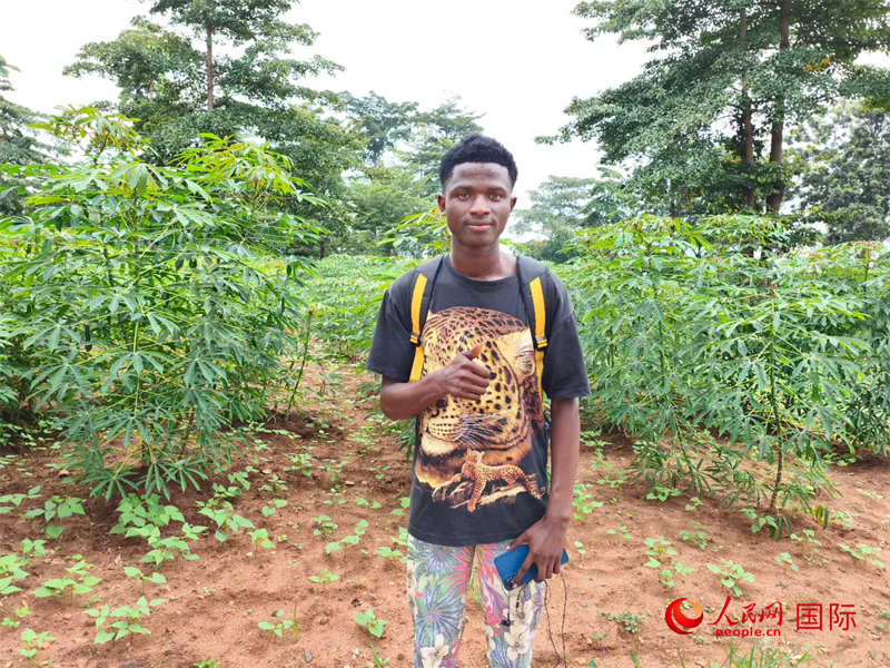 中文系的一位當(dāng)?shù)貙W(xué)生。 人民網(wǎng)記者 黃培昭攝