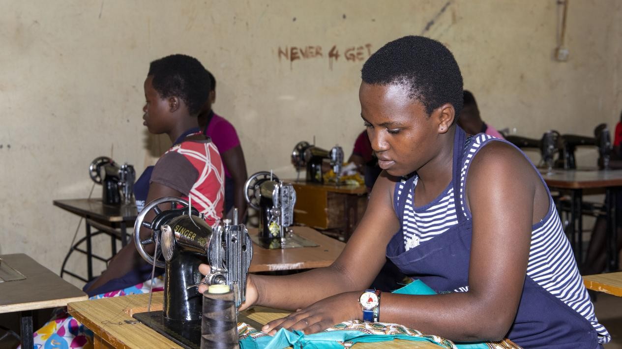 蕾切爾在接受縫紉技能培訓(xùn)。田雨攝
