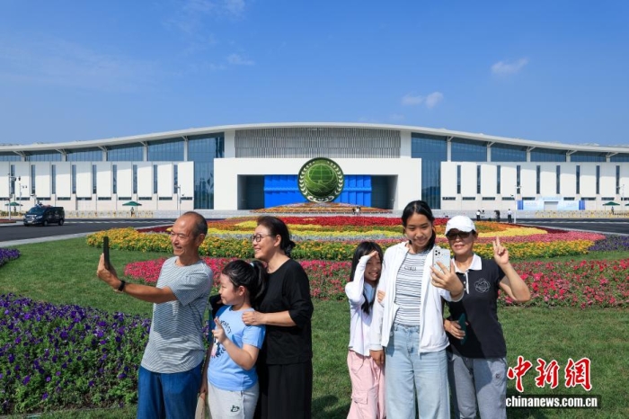 8月31日，天津，市民在2025年上海合作組織峰會主會場外自拍。當(dāng)日，2025年上海合作組織峰會在天津舉行。<a target='_blank' href='/'><p  align=