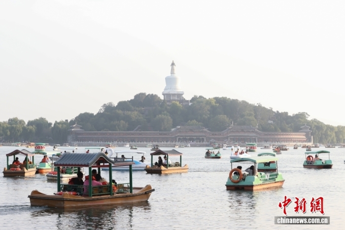 10月7日，國慶節(jié)、中秋節(jié)假期進(jìn)入尾聲，北京北海公園熱度不減，不少市民游客在公園乘船游玩。<a target='_blank' href='/' _fcksavedurl='/'><p  align=
