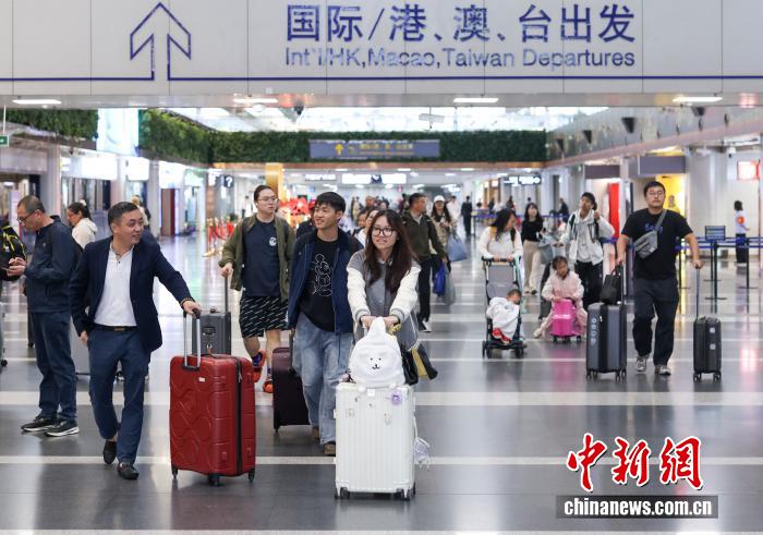 10月8日是國慶中秋假期最后一天，大量旅客在北京首都國際機(jī)場出行。 <a target='_blank' href='/' _fcksavedurl='/'><p  align=