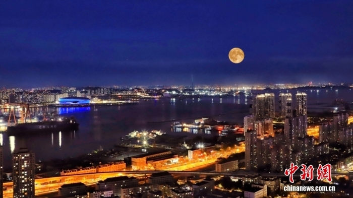 遼寧大連，中秋節(jié)一輪圓月從大連梭魚灣東方海岸線升起。