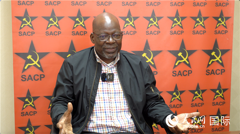 南非共產(chǎn)黨總書記索利 馬派拉接受人民網(wǎng)記者采訪。人民網(wǎng) 劉暢攝