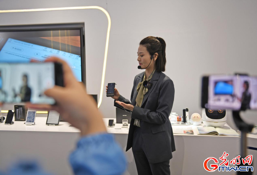 組圖丨AI、網(wǎng)絡(luò)安全、跨境電商……數(shù)字經(jīng)濟(jì)如此 “陜”耀