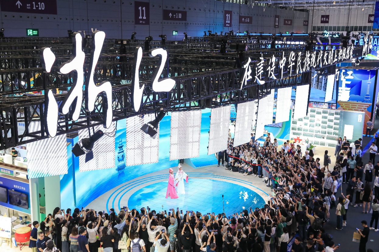 越劇《梁?！穫涫軈⒄褂^眾喜愛。主辦方供圖