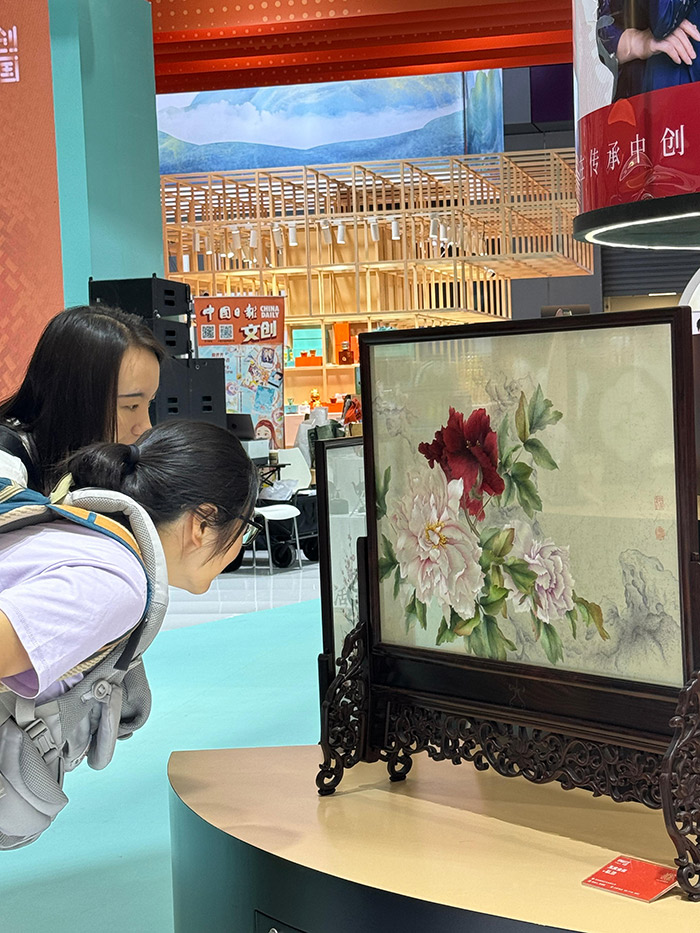 “文創(chuàng)中國”專題展區(qū)。參展觀眾供圖