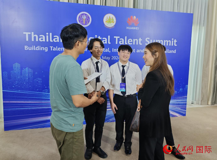 泰國(guó)國(guó)立法政大學(xué)學(xué)生接受本網(wǎng)采訪。李映民攝