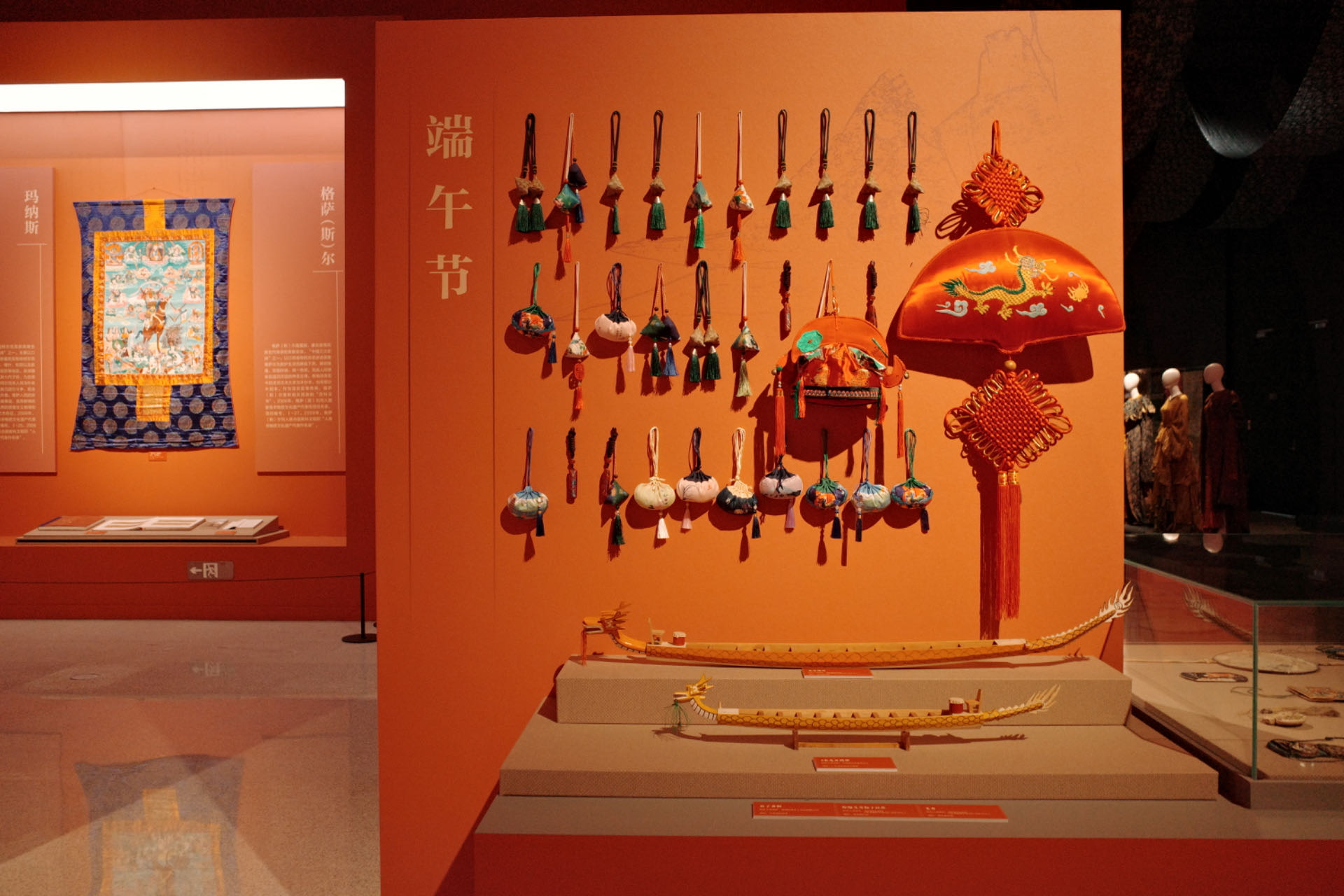 “氣象萬千——中國非遺保護實踐主題展”展示了端午節(jié)主題的非遺。人民網(wǎng)記者 劉微攝