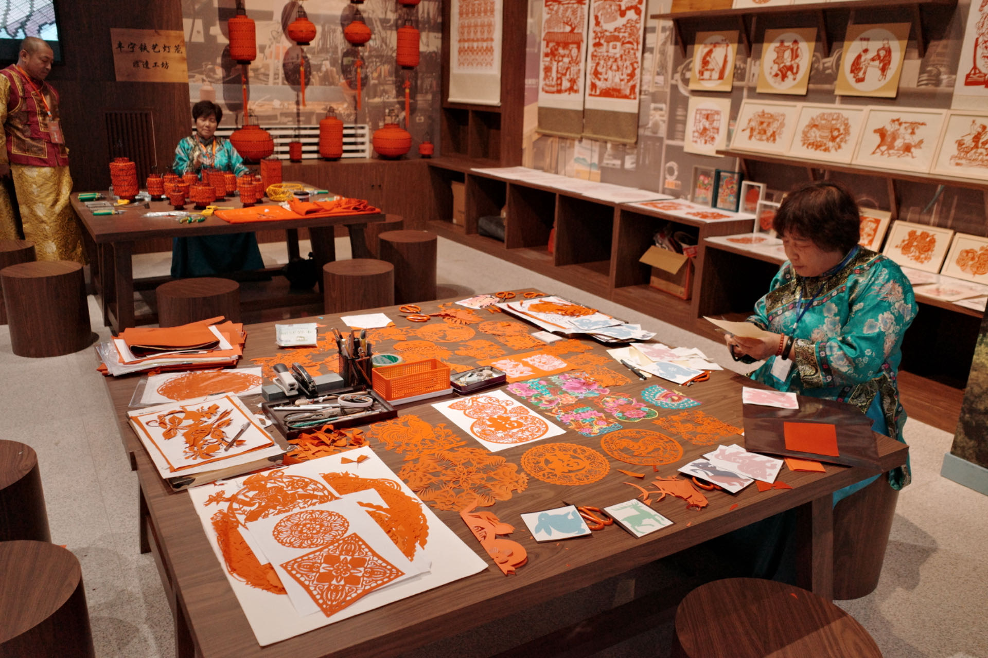 “氣象萬千——中國非遺保護實踐主題展”上，非遺傳承人現(xiàn)場展示。人民網(wǎng)記者 劉微攝