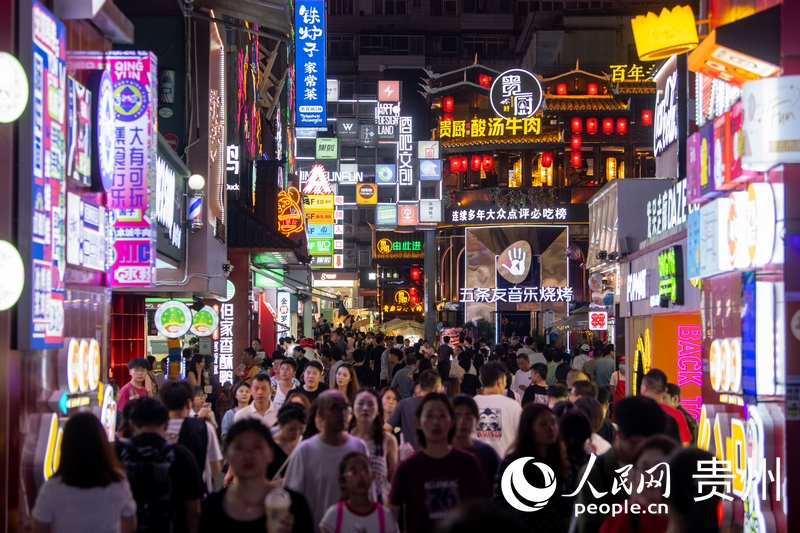 6月21日，貴陽，青云市集內(nèi)游人如織。人民網(wǎng)記者 翁奇羽攝