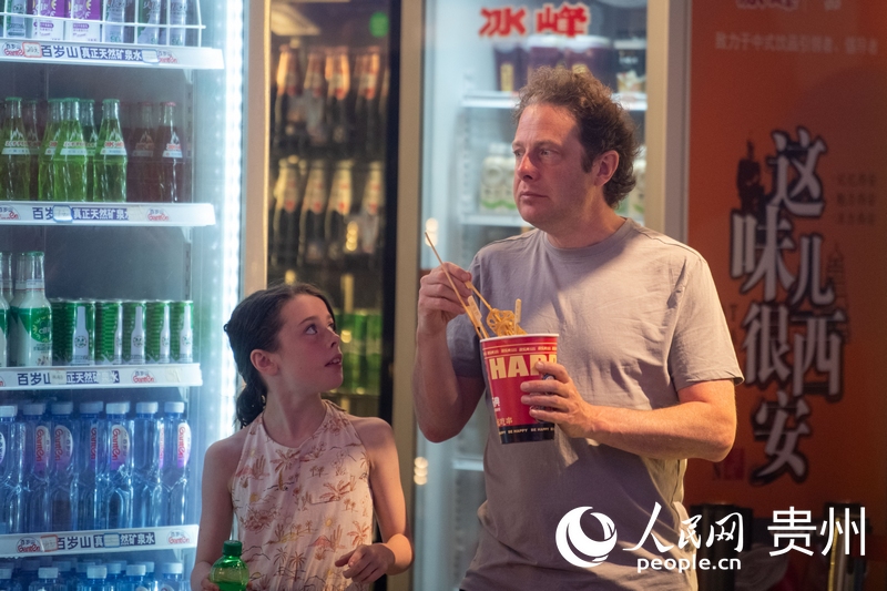 6月21日，貴陽青云市集內(nèi)，游客邊逛邊吃。人民網(wǎng)記者 翁奇羽攝