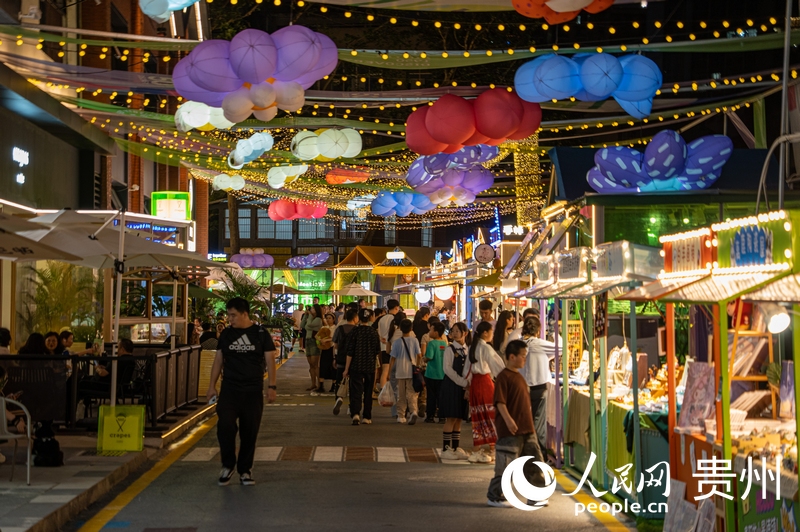 6月21日，貴陽新印廠霓虹閃爍，映照城市夜生活。人民網(wǎng) 陽茜攝