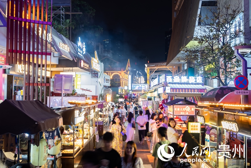 6月21日，夜幕下人頭攢動的貴陽市太平路街區(qū)。人民網(wǎng)記者 涂敏攝