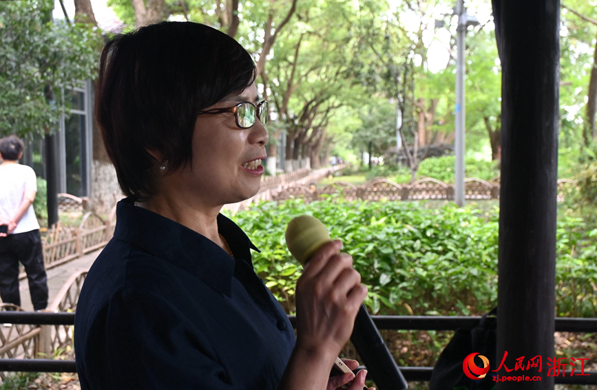 面向運河，任國萍放聲歌唱。人民網(wǎng)記者 張麗瑋